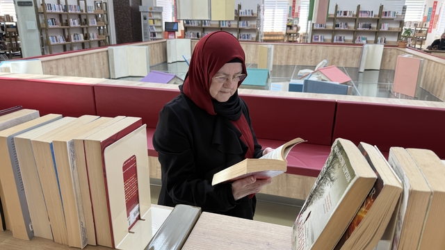 "Terapi gibi geliyor" dediği kitap okumaktan 57 yıldır kopamıyor