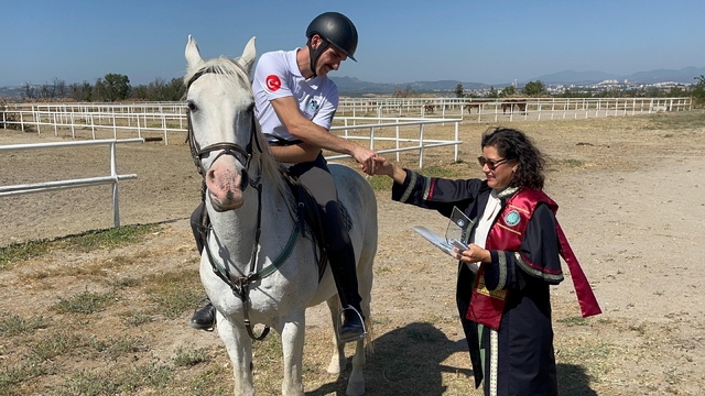 Diplomalarını eğittikleri atların üzerinde aldılar