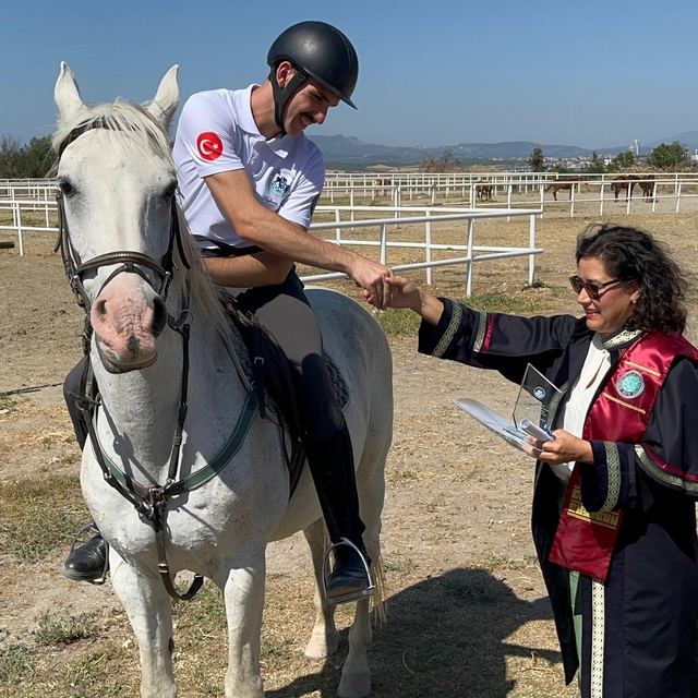 Diplomalarını eğittikleri atların üzerinde aldılar