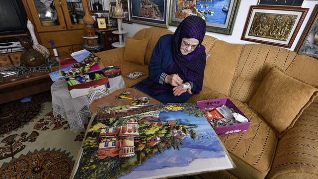 70'inden sonra başladığı kağıt rölyef sanatında yaptığı eserler evini süslüyor