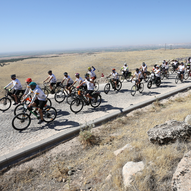 Şanlıurfa'da 160 bisiklet tutkunu Göbeklitepe'ye pedal çevirdi