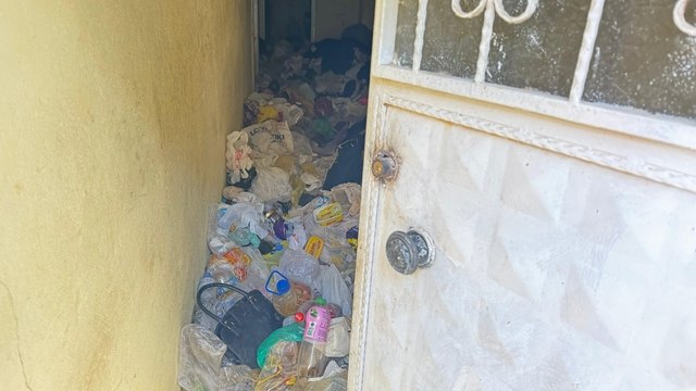 Evden 2 kamyonet çöp çıkarıldı