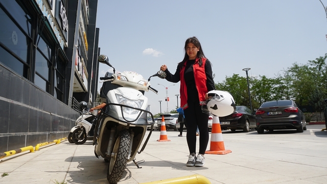 Motosiklet tutkunu Beyza, kentin ilk kadın motokuryesi oldu