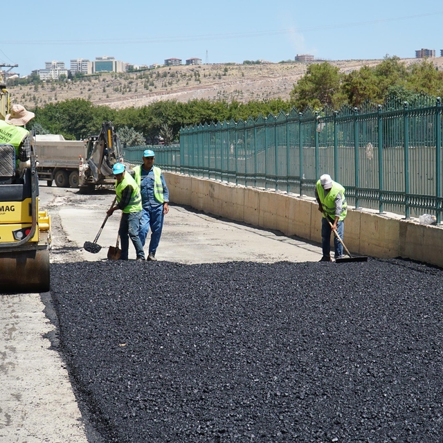 Haliliye'de yol yenileme çalışmaları sürüyor
