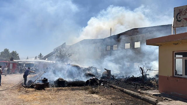 Adıyaman'da bir fabrikada çıkan yangına müdahale ediliyor