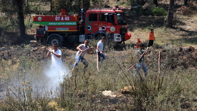 Antalya'nın 3 ilçesinde 5 noktada yangın; 4'ü kontrol altında, Alanya'da müdahale sürüyor- Yeniden