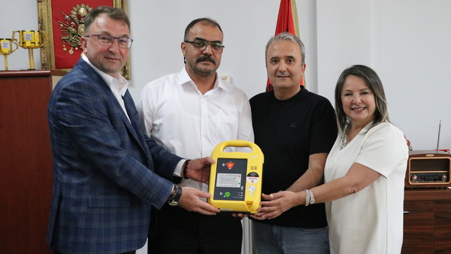 Kalp krizinden ölen profesörün lise arkadaşları, mezun oldukları okula elektroşok cihazı bağışladı