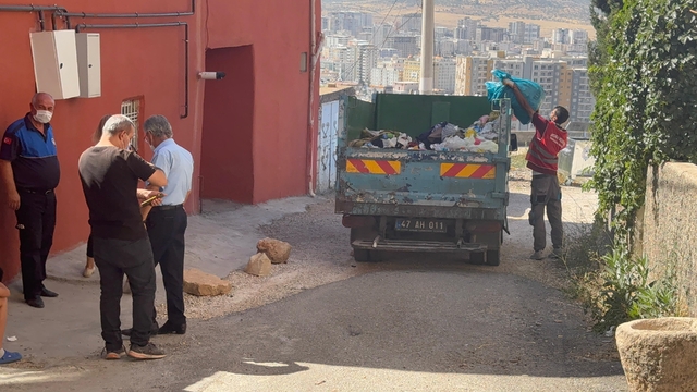 Mardin'de koku şikayeti üzerine girilen evden 2 kamyon çöp çıkarıldı
