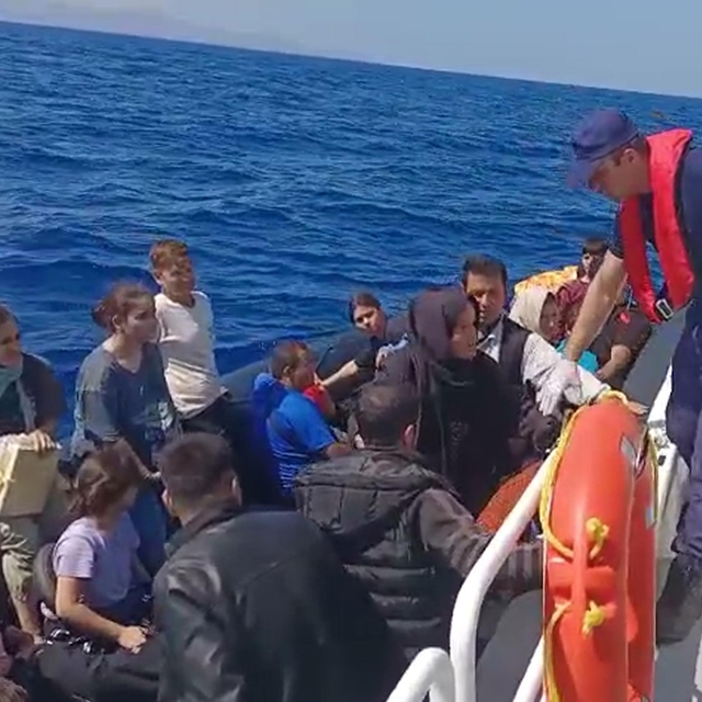 Çanakkale'de 32 kaçak göçmen kurtarıldı