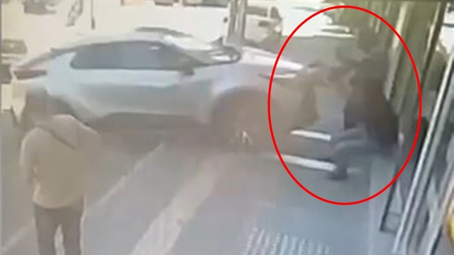Kaldırıma çıkan cip, bankanın güvenlik görevlisine çaptı; kaza kamerada