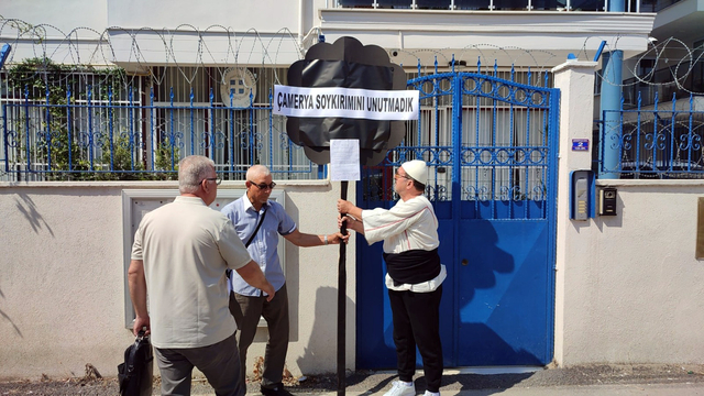 Edirne'de Yunanistan Konsolosluğu önüne 'Çamerya soykırımını unutmadık' yazılı çelenk bıraktılar