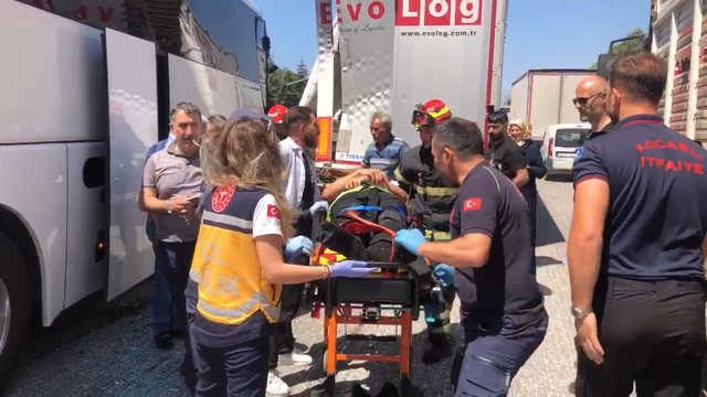 TEM'de TIR ve otobüs çarpıştı; 1'i ağır, 3 yaralı