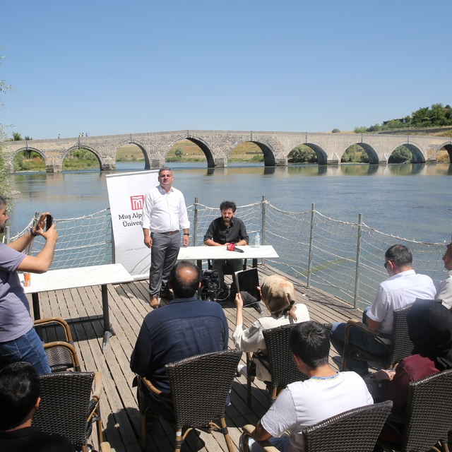 Muş'ta "Bilim Kafe" etkinliğinde Malazgirt Zaferi ve kazı çalışmaları anlat...