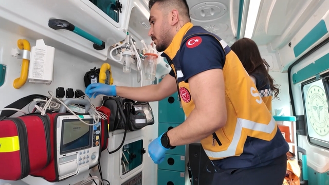 Hastaneye götürülürken ambulansta ikiz bebek dünyaya getirdi