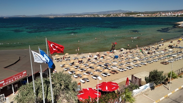 Ayvalık'ta belediye plajlarına mavi bayrak çekildi