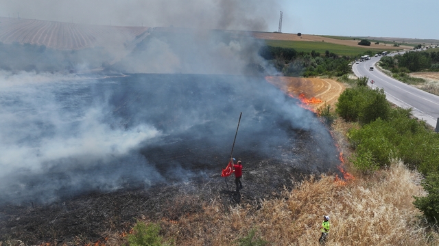 Edirne'de balya yüklü römorktan tarım arazilerine sıçrayan yangın kontrol altına alındı