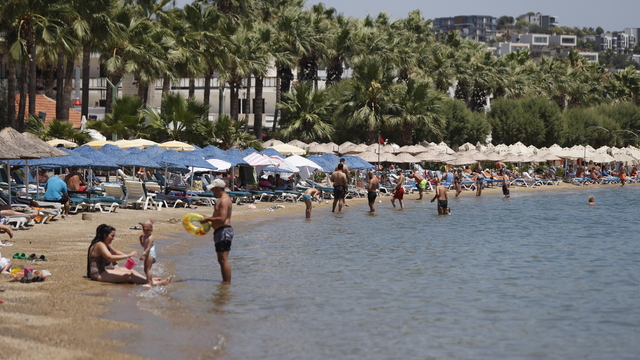 Muğla'da sıcak hava nedeniyle sahillerde yoğunluk yaşanıyor