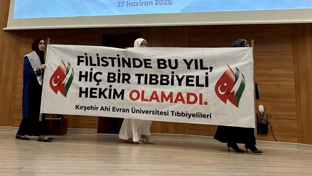 Kırşehir'de tıp öğrencileri mezuniyet töreninde kefiye takıp pankart açarak Filistin'e destek verdi