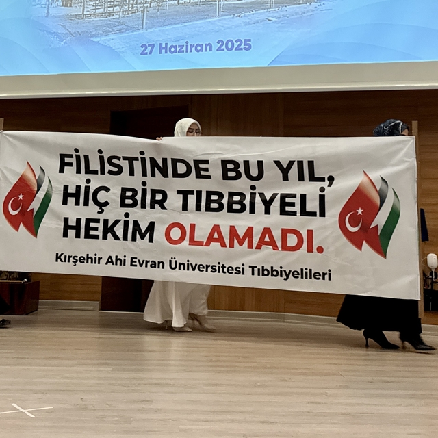 Kırşehir'de tıp öğrencileri mezuniyet töreninde kefiye takıp pankart açarak...