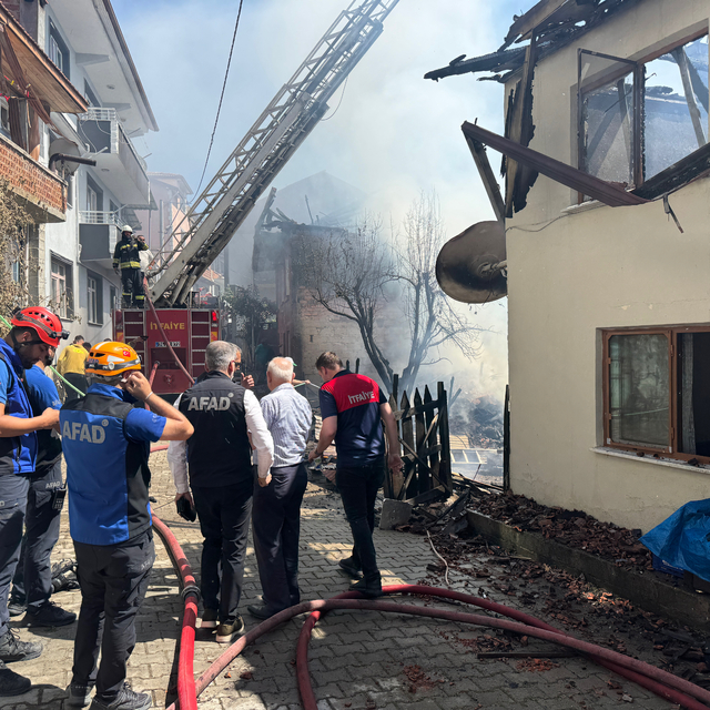 Bartın'da çıkan yangında 2 evde hasar oluştu