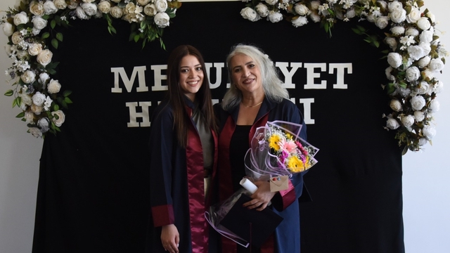 Samsun'da üniversiteyi birlikte okuyan anne kız diplomalarını aldı