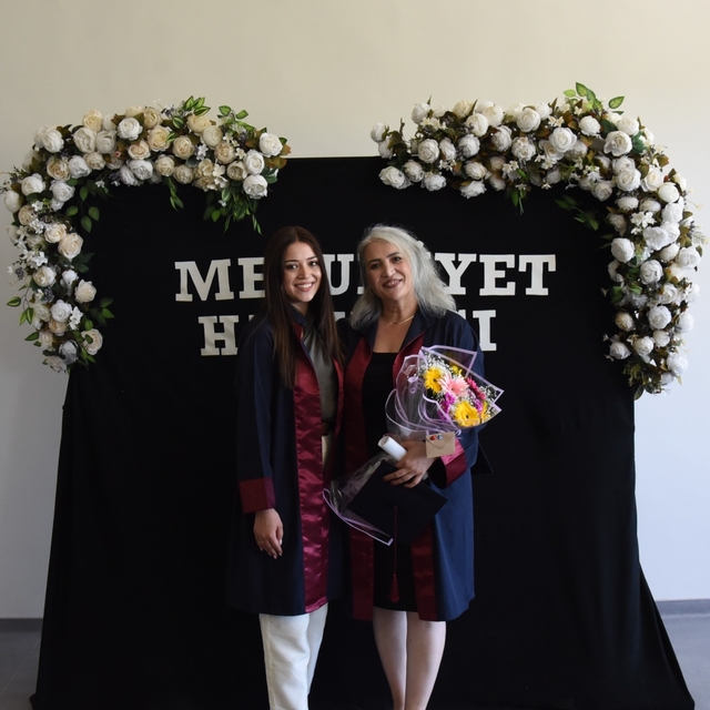 Samsun'da üniversiteyi birlikte okuyan anne kız diplomalarını aldı