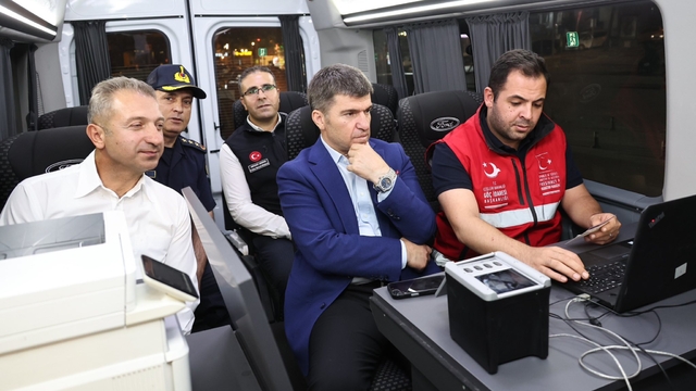 Vali Bakan "Mobil Göç Noktası Aracı"nda incelemelerde bulundu