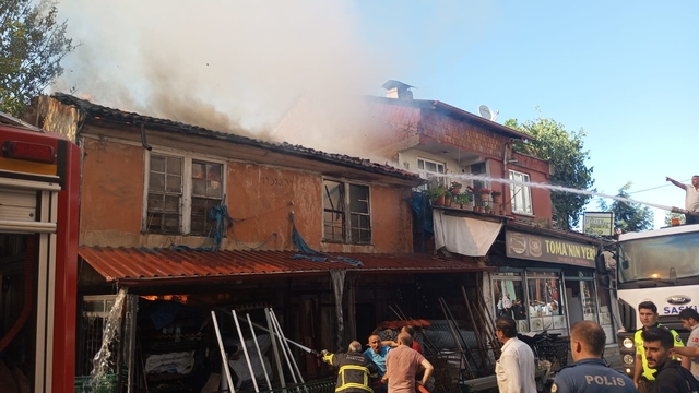 Samsun'da fırında çıkıp evlere de sıçrayan yangın korkuttu