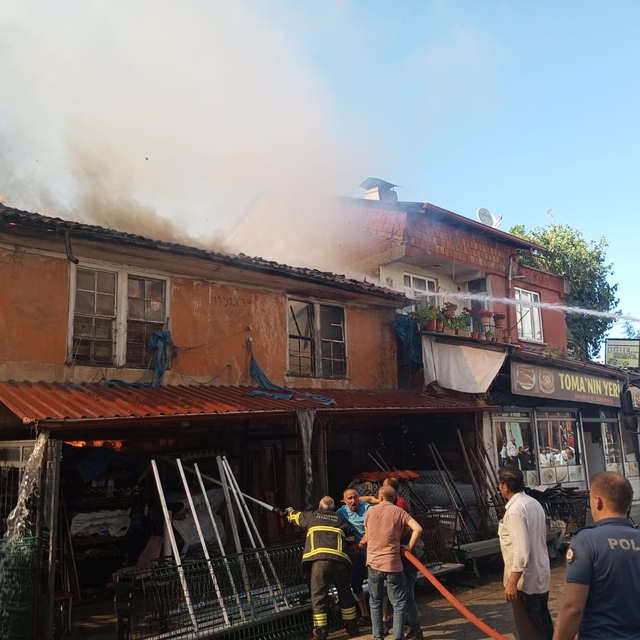Samsun'da fırında çıkıp evlere de sıçrayan yangın korkuttu