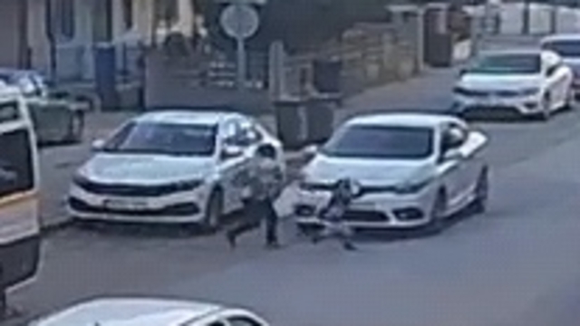 Bursa'da otomobilin çarptığı anne- oğul yaralandı; kaza kamerada