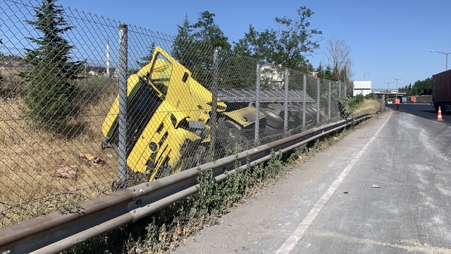 TEM'de TIR, su kanalına devrildi