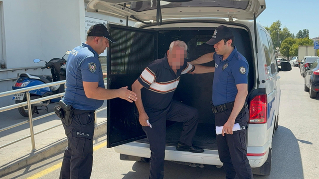 Adana'da otobüste kadın yolcunun uygunsuz görüntüsünü çektiği iddiasıyla bir kişi gözaltına alındı