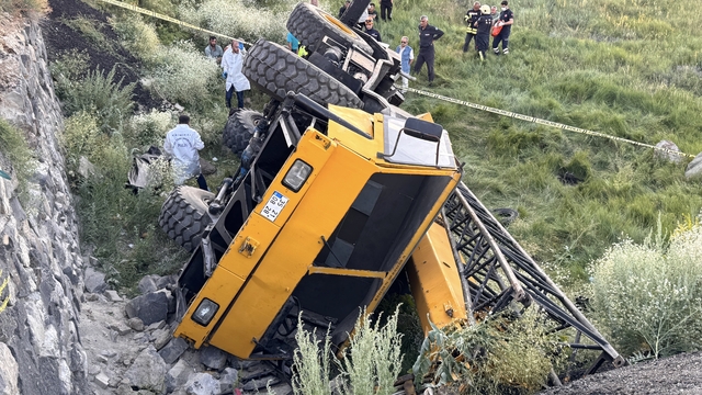 Erzurum'da devrilen vincin altında kalan operatör hayatını kaybetti