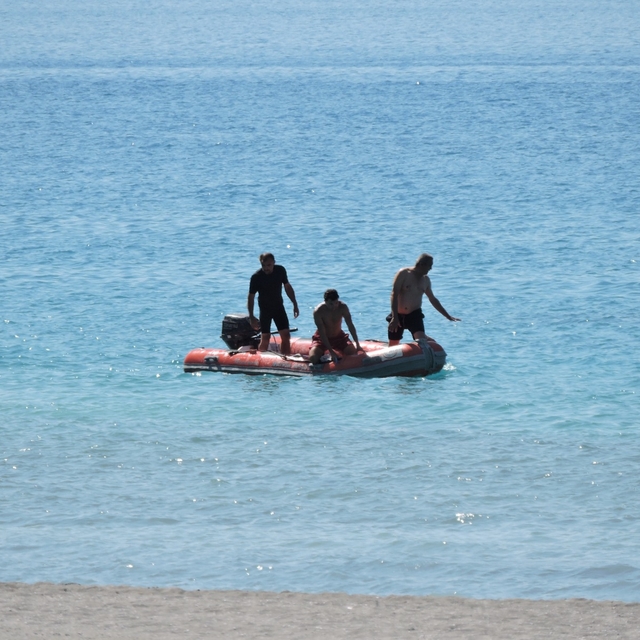 Salda Gölü'nde boğulma tehlikesi geçiren kız tedavi altına alındı