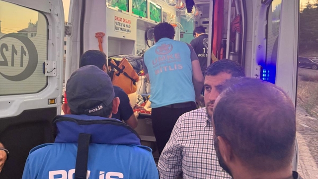 Van Gölü açıklarına sürüklenen genci polis kurtardı