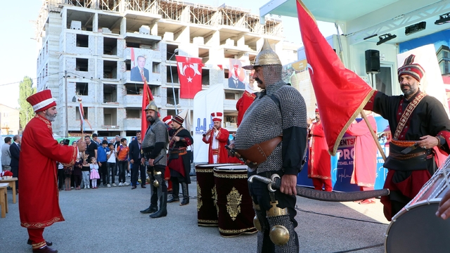 Erzurum'da mehteran takımının seslendirdiği hücum marşının ardından temel atıldı, anahtar teslimi yapıldı
