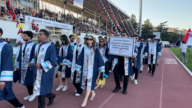 Isparta Uygulamalı Bilimler Üniversitesinde mezuniyet heyecanı