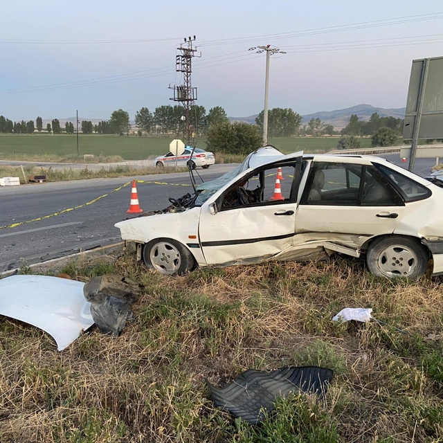Afyonkarahisar'da otomobil ile traktör çarpıştı, 4 kişi yaralandı