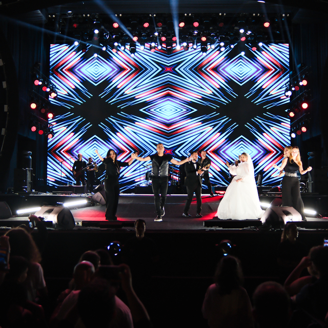 Haluk Levent, yeni evli çiftle sahnede çiftetelli oynadı, balayı sözü verdi