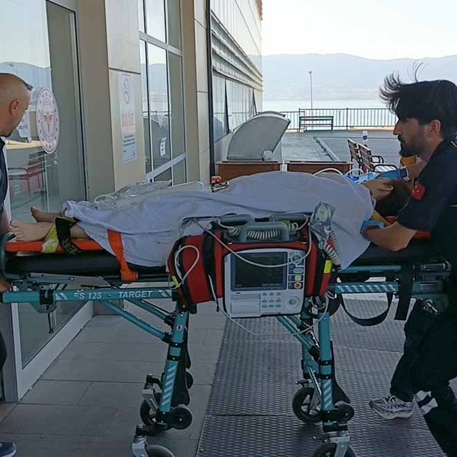 Salda Gölü'nde boğulma tehlikesi geçiren Sultan, yoğun bakımda tedaviye alı...