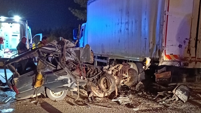 Uşak'ta park halindeki kamyona çarpan otomobilin sürücüsü öldü