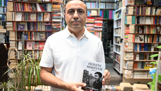 Edebiyat öğretmeni Filistin için yazdığı şiirlerden elde ettiği geliri Gazze'ye bağışladı