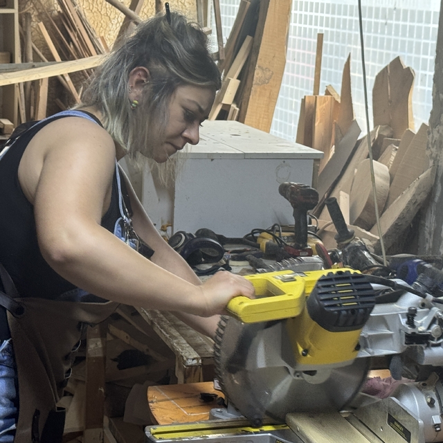 İstediği mobilyaları ürettiremedi, marangoz tezgahının başına geçen kadın h...