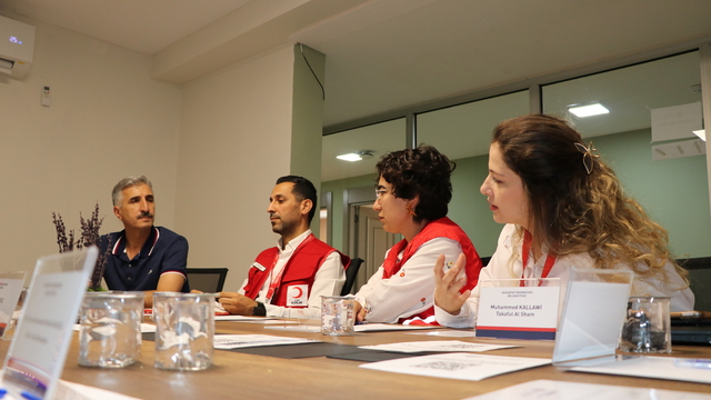 Suriye'ye dönmek isteyenlere "mihmandarlık" yapıyorlar