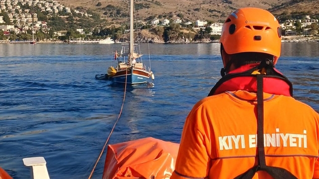Bodrum açıklarında sürüklenen teknedeki 2 kişi kurtarıldı