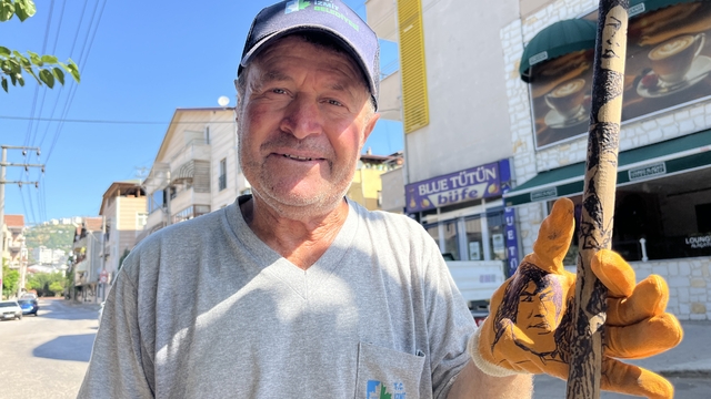 Süpürgeyle temizlik, büyüteçle sanat