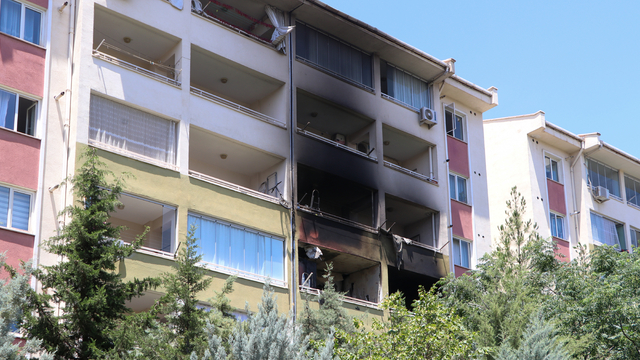 Diyarbakır'da binada çıkan yangında 3 kişi dumandan etkilendi