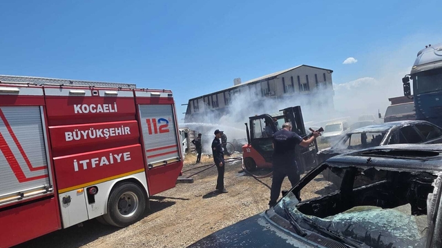 Ot yangınında alevler yediemin otoparkındaki araçlara sıçradı