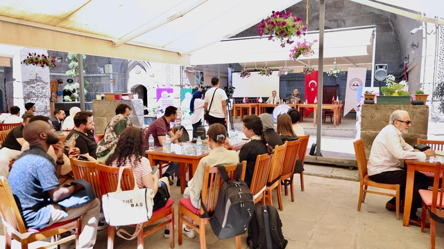 ERÜ'de "Bilim Kafe" etkinliğinde "Sağlıklı Yaşamda Eser Elementler" anlatıldı