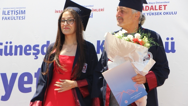 Kızının mezuniyetinde babasına da sürpriz yaptılar